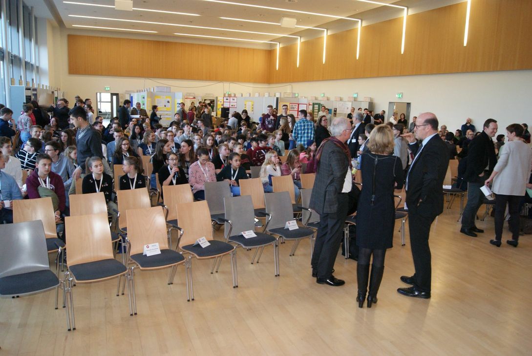 Die Preisvergabe fand in Rahmen einer Feierstunde in der Aula der Hochschule in Trier statt.