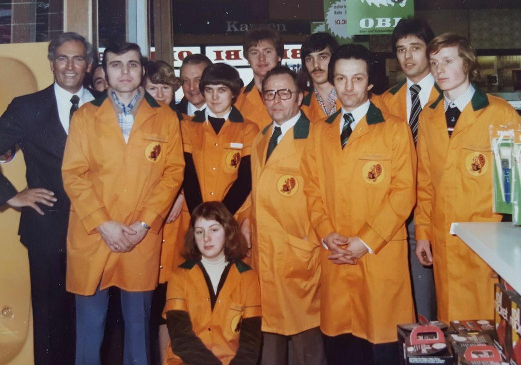 Die erste Belegschaft des Kaller OBI-Bau- und Heimwerkermarktes. Petra Schumacher (Mitte, knieend) und Rolf Feider (re.) waren schon dabei.