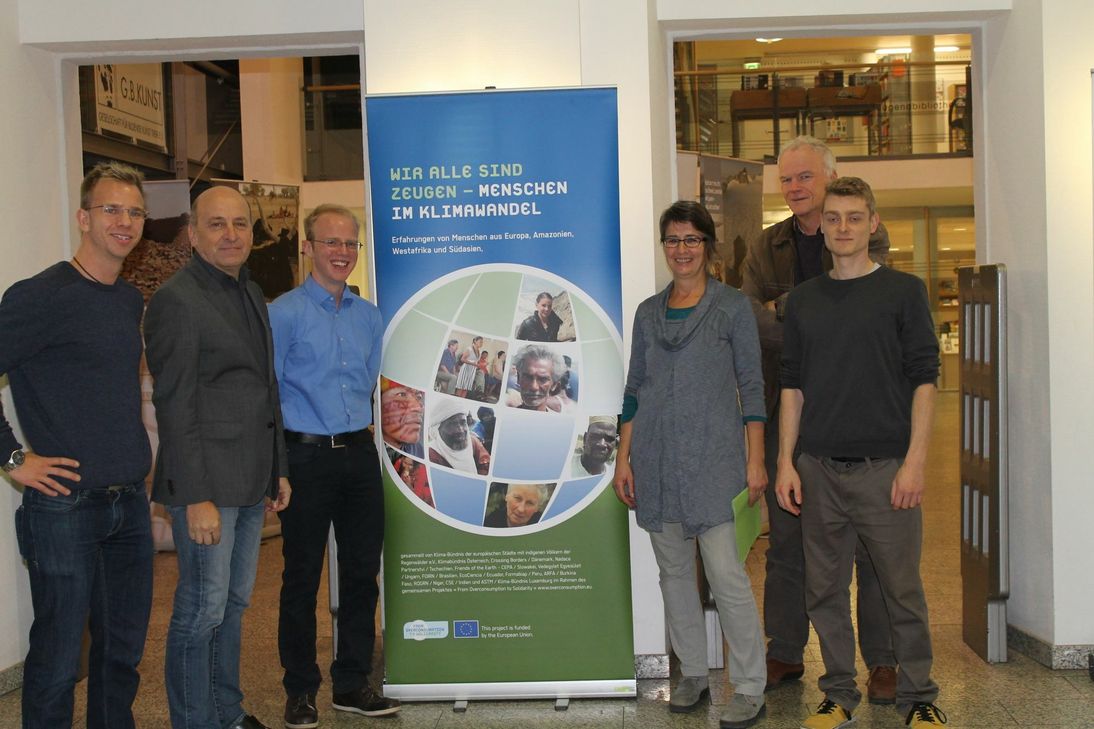 Jan Brandscheid, Torschütze zum 2:0 flankt vorbei an Christof Fink vom FV Engers. Foto: Krist