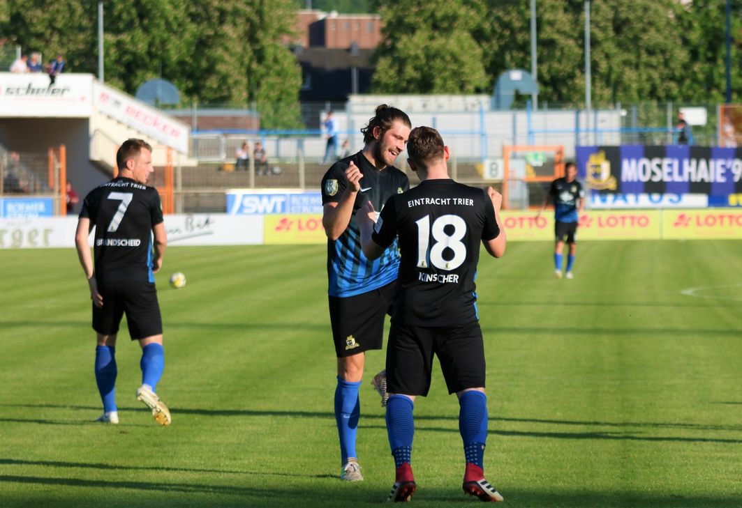 Dominik Kinscher (Nummer 18) jubelt mit dem Torschützen zum 1:0, Alexander Biedermann. Foto: Krist