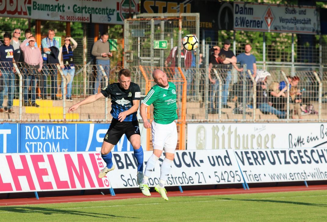 Kopfballduell zwischen Jan Brandscheid (Trier) und Björn Kremer (Engers). Foto: Krist