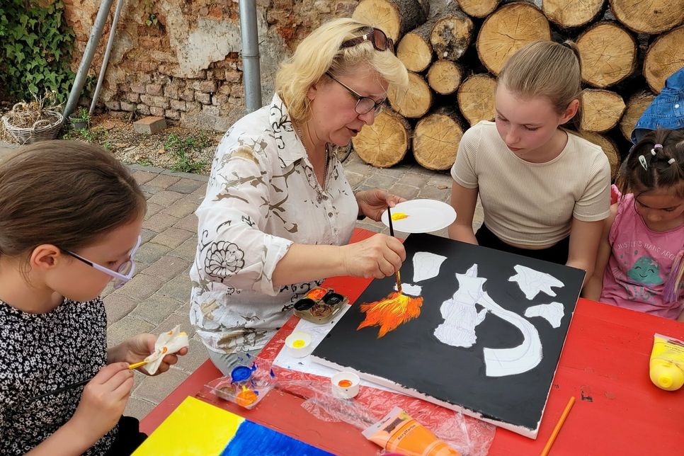 Malen für den Stressabbau: Kunstlehrerin Ludmilla Krause unterstützt ukrainische Kinder durch Kunstprojekte.