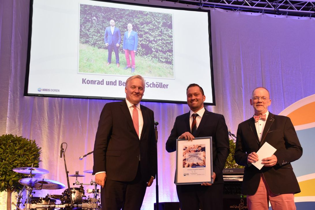 Dürens Landrat Wolfgang Spelthahn zeichnete Benedikt und Konrad Schöller mit dem Ehrenpreis des Kreises aus.
