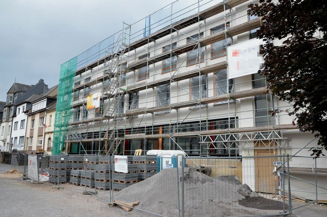 Eigentlich sollte das neue Verwaltungsgebäude der VG Cochem längst fertig sein. Doch es kam anders als geplant. Erst waren die Fenster falsch geplant, dann "tauchte" die Verputzer-Firma unter. Nun müssen die Arbeiten neu ausgeschrieben werden.