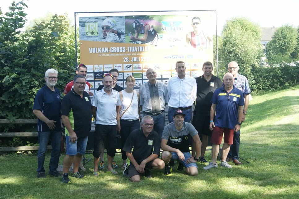 Die Organisatoren, Sportler und Sponsoren freuen sich auf den 9. Vulkan-Cross-Triathlon am 28. Juli in Schalkenmehren. Foto: Woltmann