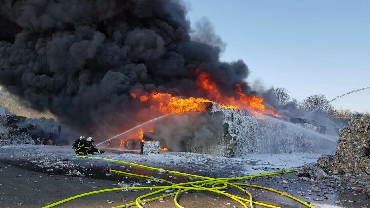 Auf dem Gelände der A.R.T. GmbH im Hafen in Trier-Ehrang ist zu einem Großbrand gekommen. Foto: A.R.T. GmbH