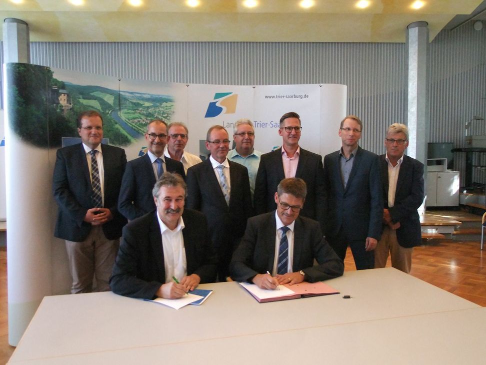 Landrat Günther Schartz (vorne rechts) und Lothar Oelert, RWE Rheinland Westfalen Netz AG, haben den Ausbauvertrag für das Breitbandnetz im Beisein von Vertretern der VGs unterschrieben. Foto: Freund