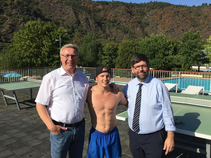Moselbad-Geschäftsführer Bernd Schuwerack und Stadtbürgermeister Wolfgang Lambertz im "Gold-Modus": Olympiasieger Fabian Hambüchen zu Gast im Moselbad.