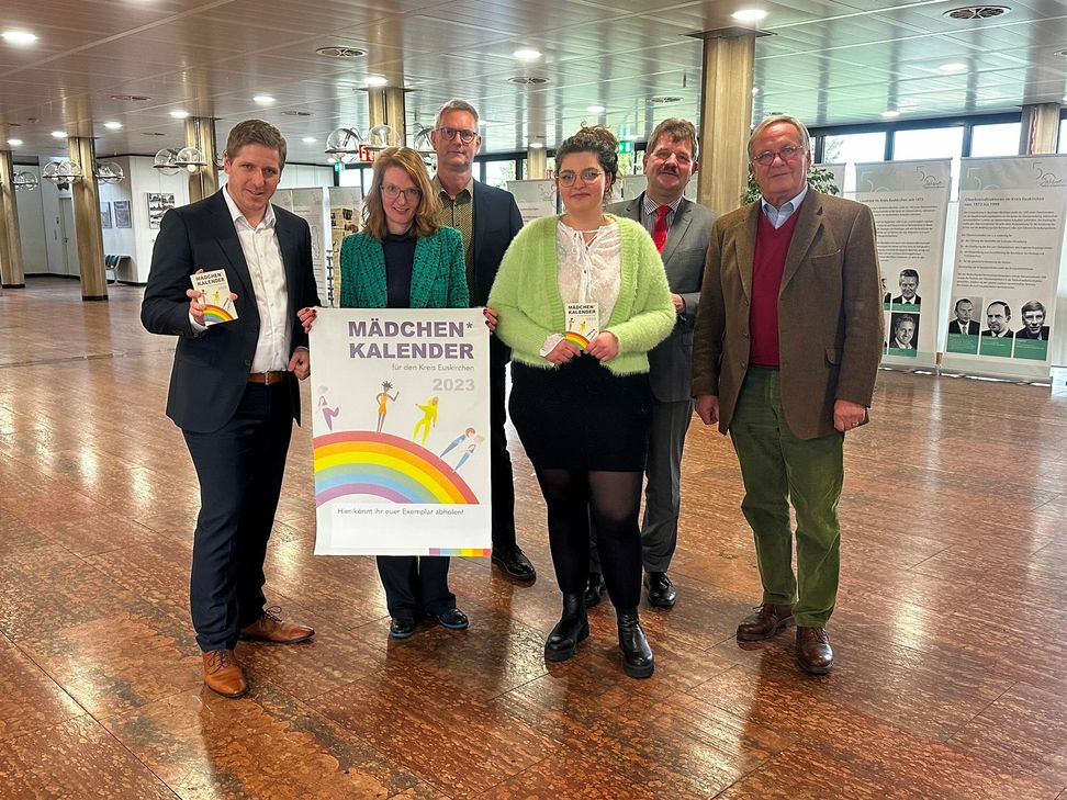 Der neue Mädchenkalender 2023 wurde im Kreishaus präsentiert.