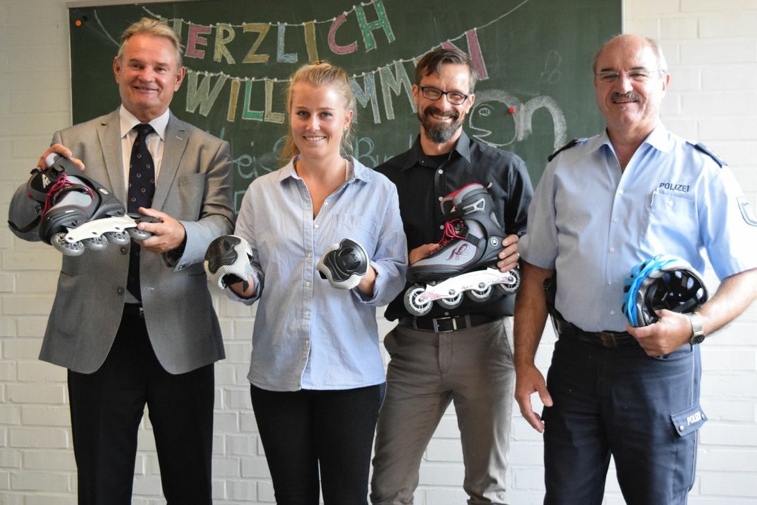 Landrat Günter Rosenke, Charlotte Henschen vom KSB, KSB-Geschäftsführer Markus Strauch und Verkehrssicherheitsberater Rüdiger Köbrich. Foto: Breuer