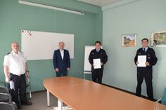 Im Beisein von Wehrleiter Jörg Riemer ernannte Bürgermeister Friedrich Marx nunmehr Christian Kurz zum Wachführer der Feuerwache 3 und Andreas Schmidt (v. l. n. r.) zu dessen Stellvertreter.