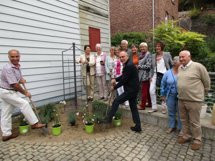 Bunte Blütenpracht sprießt aus vormals grauer Ruine: Der Name der Rose ist »Eifeltraum«! Mit Nachbarschaftshilfe gestalteten die Aachener Rosenfreunde liebevoll-sachkundig jetzt eine Pflasterfläche, über der früher ein Geschäft der Spezies »Gemischtwaren« florierte. Foto: Manfred Schmitz