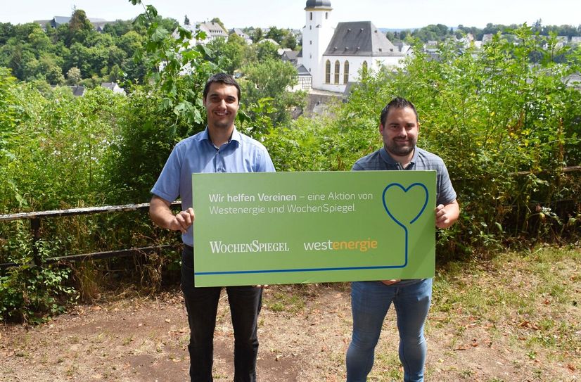 Florian Schmidt, Regionalmanager bei Westenergie (links) und Timo Uhrmacher vom WochenSpiegel präsentieren die Aktion »Wir helfen Vereinen«.