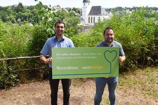 Florian Schmidt, Regionalmanager bei Westenergie (links) und Timo Uhrmacher vom WochenSpiegel präsentieren die Aktion »Wir helfen Vereinen«.