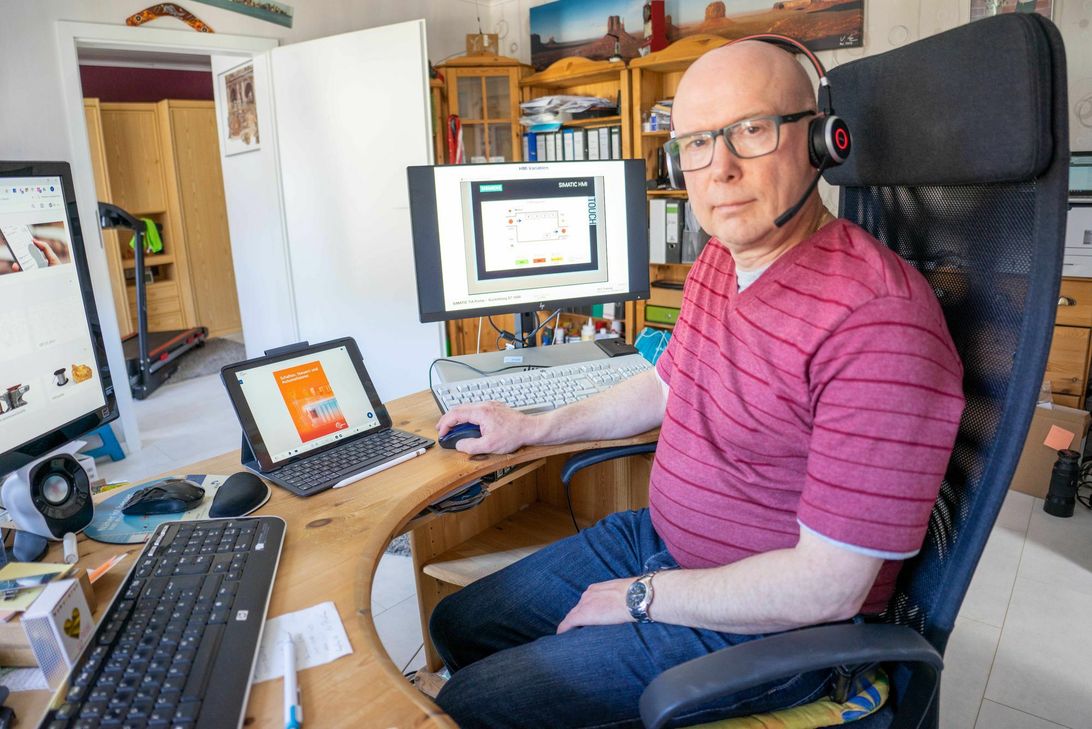 Ausbildungsleiter Volker Lorenz hat auf seinem privaten Schreibtisch einen Bereich für den dienstlichen Laptop und das iPad freigemacht. Von dort aus meistert er mit seinem Kollegen Thorsten Schneider und den Azubis die neue digitale Arbeitswelt.