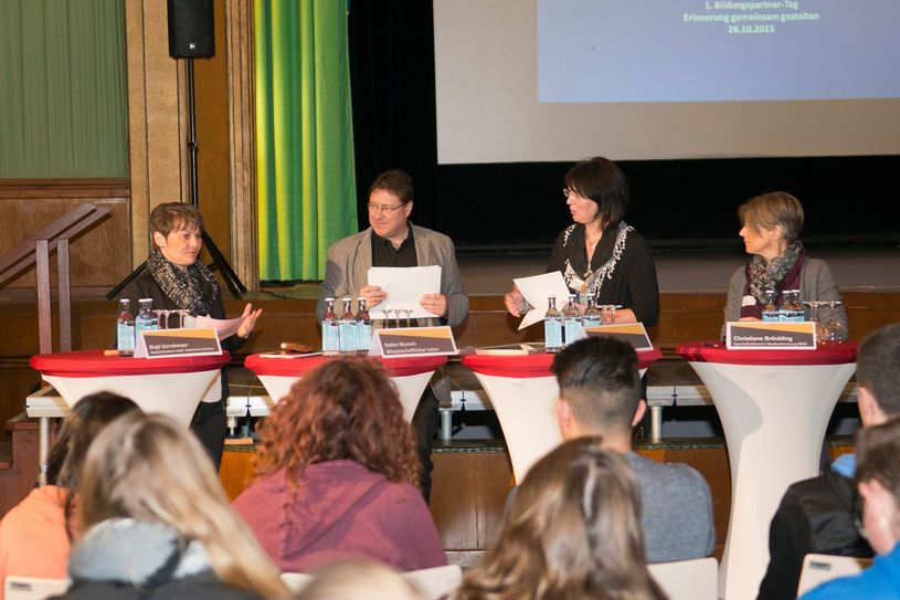 v.l.n.r. Birgit Barrelmeyer, Rektorin der Städtischen Realschule Schleiden; Stefan Wunsch, Leiter Akademie Vogelsang IP; Sabine Weber, Bildungsreferentin Akademie Vogelsang IP; Christiane Bröckling, Geschäftsführerin Medienberatung NRW
