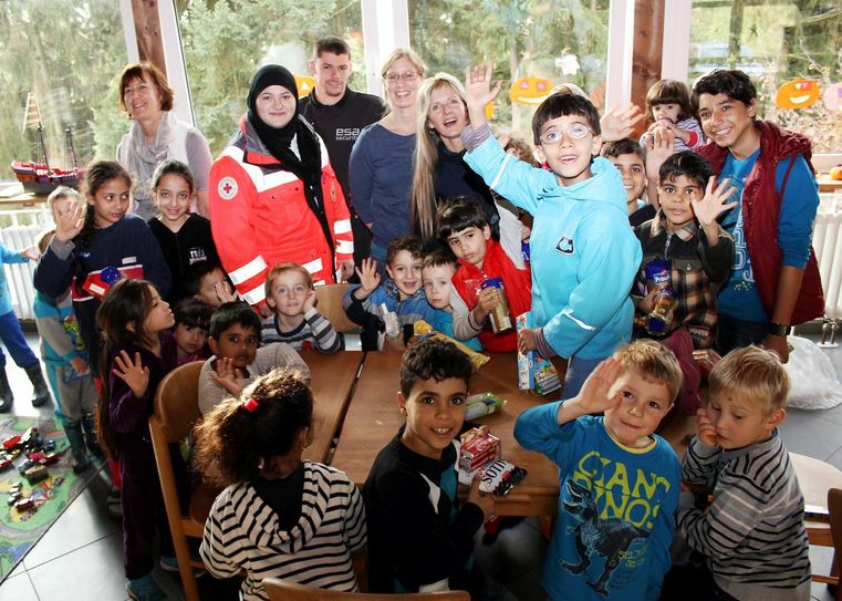 Kinder des Gemünder Rotkreuz-Familienzentrums überraschten die Kinder, die derzeit in der Notunterkunft im Schullandheim leben, mit Süßigkeiten. Foto: Alice Gempfer/pp/Agentur ProfiPress