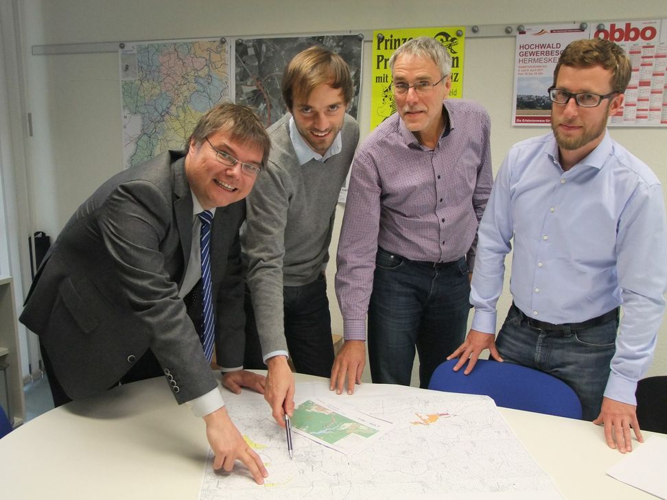 Von links: Stadtbürgermeister Dr. Mathias Queck und die Projektleiter Torsten Egner (Energie Baden-Württemberg AG), Dr. Jan Roß und Dominik Eichert (beide vom Fachbüro Gaia aus Lambsheim). Foto: Fischer