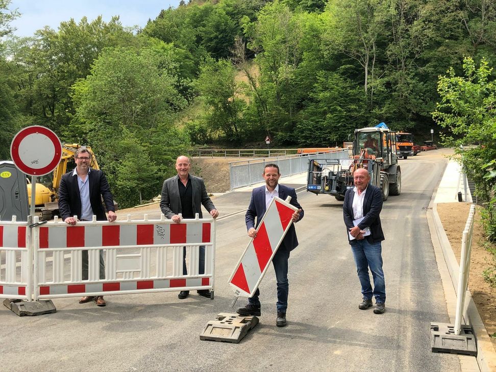 Sander Lutterbach (Bildmitte), Leiter des Amtes für Immobilienmanagemt und Verkehr der Städteregion Aachen, gab die K21 samt Rurbrücke im Grünenthal gemeinsam mit Projekt-, Bauleiter und Ingenieurbüro frei. Fotos: T. Förster