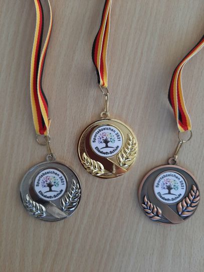 Das »Sportabzeichen der Elisabeth-Schule« wurde in Medaillen überreicht.