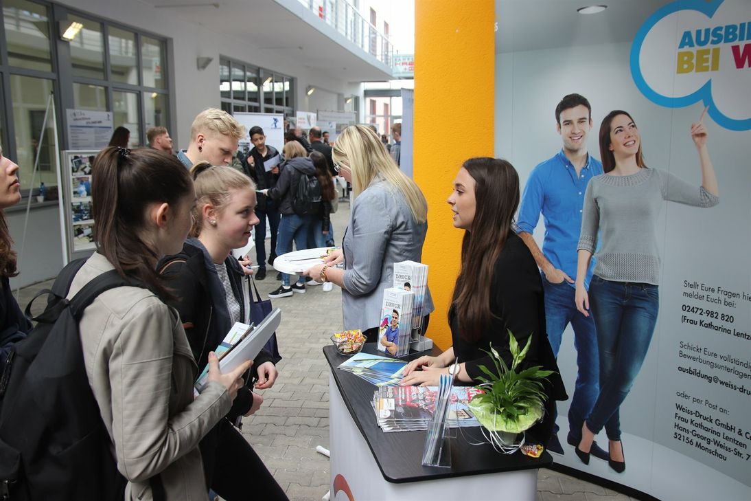 Das Medienhaus Weiss stellt seine 14 Berufe beim Ausbildungstag in der Dreifachsporthalle am Simmerather Berufskolleg vor
