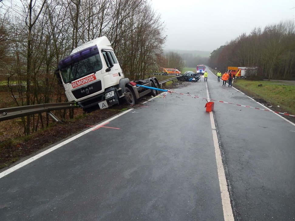 Die Aufräum- und Bergungsarbeiten dauerten bis in den Nachmittag an. Foto: Polizei