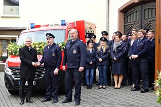 Schlüsselübergabe: Bürgermeister Dennis Junk übergibt  Wehrführer Karl-Heinz Konz die Fahrzeugschlüssel. Foto: Gary Retterbush