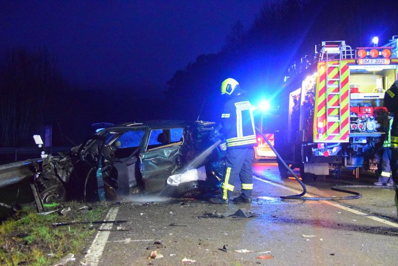 Das Auto des 19-Jährigen ist durch den Aufprall völlig zerstört. Foto: Thorsten Gerhardt