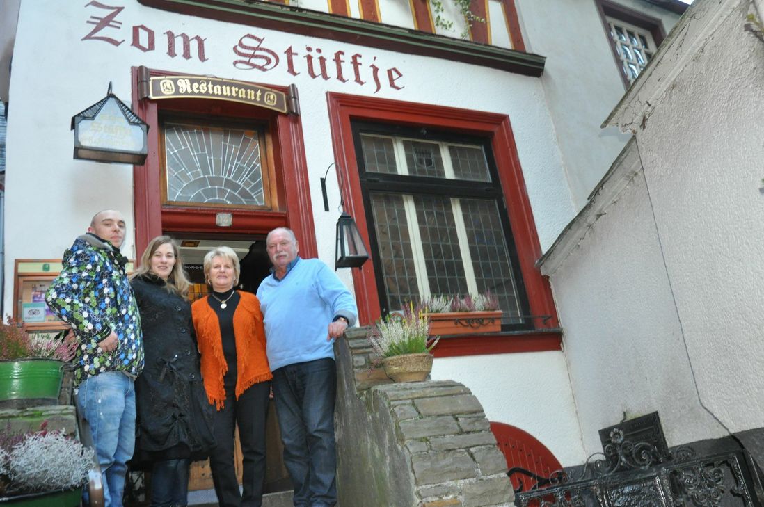 Stabwechsel im "Zom Stüffje" (v. l.): Thomas Franken und Dominique Klein übernehmen das Restaurant von Karin und Andreas Franzen.