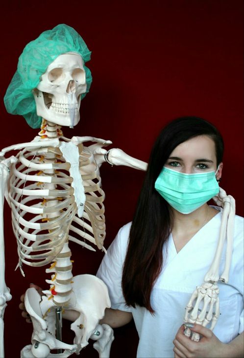 „Am besten gefällt mir an dem Beruf der Medizinischen Fachangestellten der tägliche Kontakt mit den Menschen und ihnen helfen zu können. Außerdem gibt es viel Abwechslung, viele Fort- und Weiterbildungsmöglichkeiten und jeder Tag ist anders. Die Arbeit im Team macht mir sehr Spaß.“ (Jacqueline Pauls)