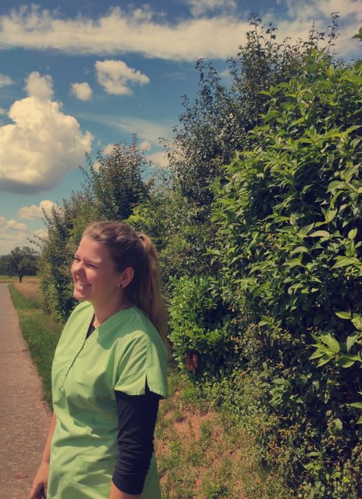 „Ich arbeite in der allgemein medizinischen Arztpraxis Herr Kiefer und Frau Dr. Hornibrook in Kröv. Ich bin froh mich endlich Medizinische Fachangestellte nennen zu können. Die 3-jährige Ausbildung hat sich definitiv gelohnt, da ich meinen Beruf wirklich sehr gerne ausübe. An meinem Beruf gefällt mir besonders die Mischung aus dem medizinischem Wissen und dem Umgang mit Menschen, da jeder Tag voller Überraschungen steckt. Am liebsten fahre ich auf Hausbesuche oder bin in der Wundversorgung tätig, deshalb strebe ich eine Weiterbildung zur Wundexpertin an“. (Vivien Gleinert)