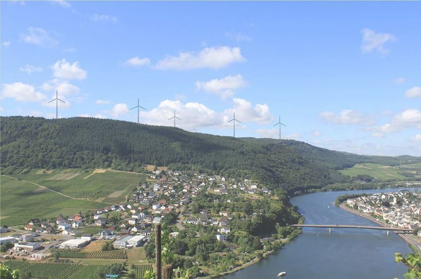 Diesen Anblick wird es nun auf den Höhen bei Mehring und Riol nicht geben. Wegen des vorhandenen Laubbaum-Bestandes hat die Kreisverwaltung Trier-Saarburg der Änderung des Flächennutzungsplanes nicht zugestimmt. Fotomontage: Feller Gegenwind