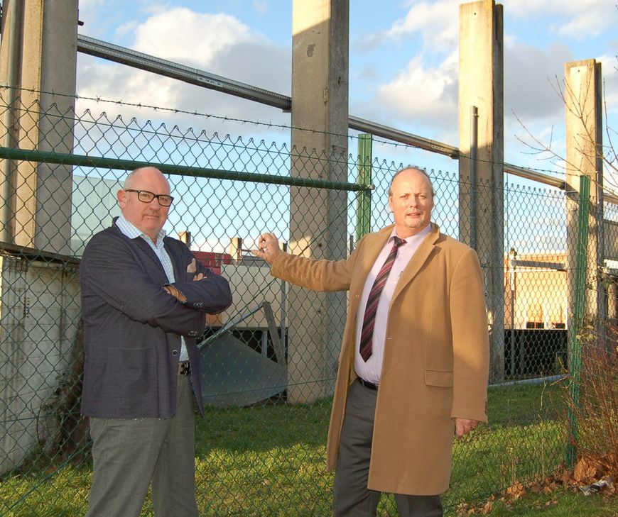 2009 schloss die Eishalle an der Diedenhofener Straße. Bert Klockner (links) und Stefan Berenz kämpfen nun um eine neue. Foto: Arens