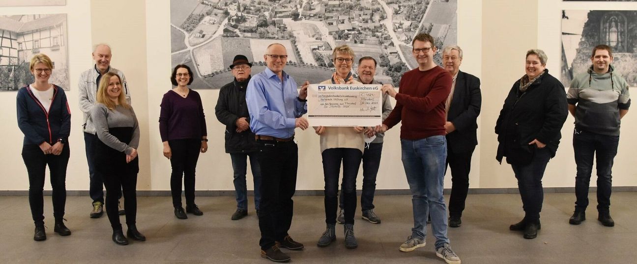 Michael Züll (v.r.) übergibt den symbolischen Spendenscheck Maria Jentgen und Ralf Claßen von der Mechernich-Stiftung.