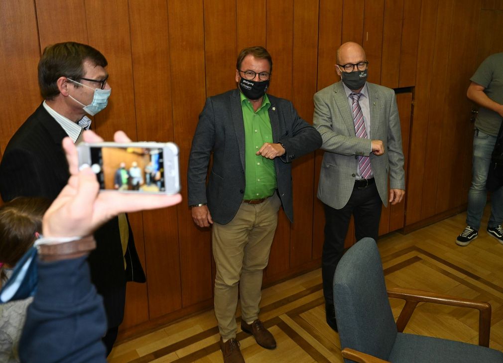 Wahlsieger und -verlierer. Dirk Meid und Wolfgang Treis, kurz nach dem das Ergebnis verkündet wurde. Foto: Walz