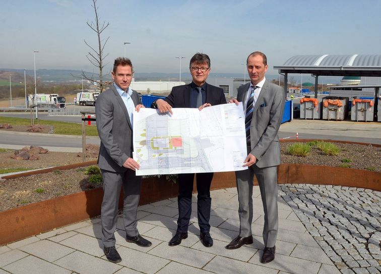 Die Pläne und Genehmigungen liegen vor – die Bauarbeiten können starten. Carsten König, Leiter der Kreislaufwirtschaft, Burkhard Nauroth, Erster Kreisbeigeordneter und Verbandsvorsteher des AZV, und Frank Diederichs, der Geschäftsführer des AZV, (von links) freuen sich auf den Baubeginn.
