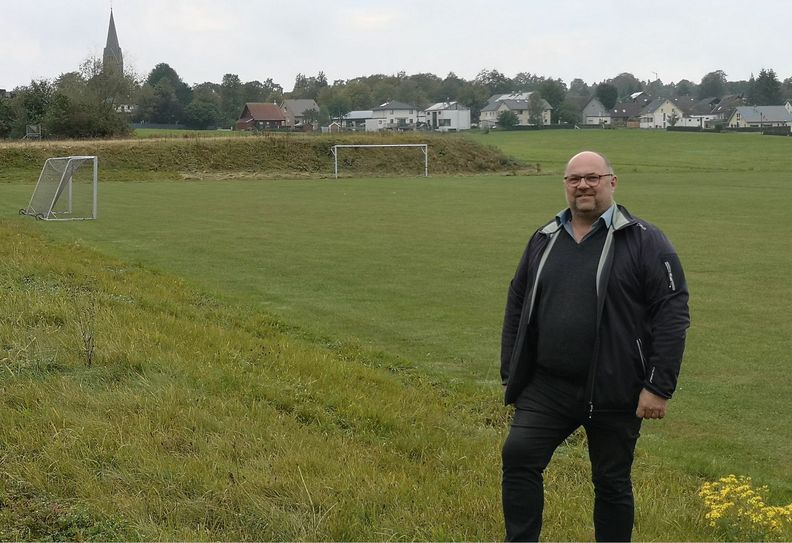 Axel Tings, Vorsitzender des TuS-Lammersdorf, sieht gute Chancen, dass sich der derzeitige Ausweichplatz des Vereins am Schollsgässchen bald in den »Sport- und Begegnungspark Lammersdorf« mit Kunstrasenplatz, Beachvolleyballanlage und Boulebahn als neue Begegnungsstätte für viele Gruppen und Vereine verwandelt.