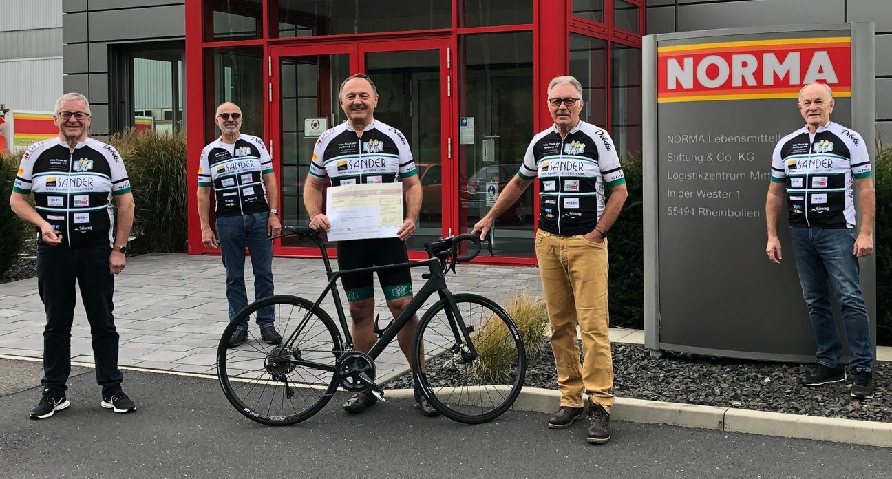 Über eine Spende in Höhe von 5 000 Euro von der Manfred Roth-Stiftung durften sich die Vor-Tour-Kümmerer aus der Region freuen.