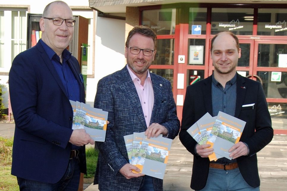 Von links: Peter Georg Wilden, Oberbürgermeister Wolfgang Treis und Andreas Persie präsentieren die neuen Broschüren.