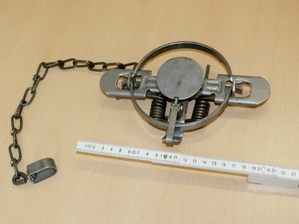 In einer solchen Tellerfalle verfing sich ein Marder. Foto: Archiv