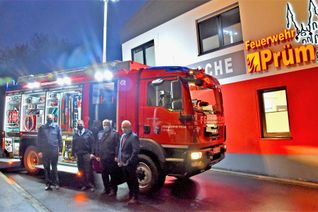 Präsentierten stolz die neue zukunftsweisende Neuanschaffung der Feuerwehr Prüm: Tobias Kickertz und Lothar Bormann (Feuerwehr Prüm), Alexander Thiel (Wehrleiter der VG Prüm), Bürgermeister Aloysius Söhngen. (v.l.)     Foto (2): W.Kootz
