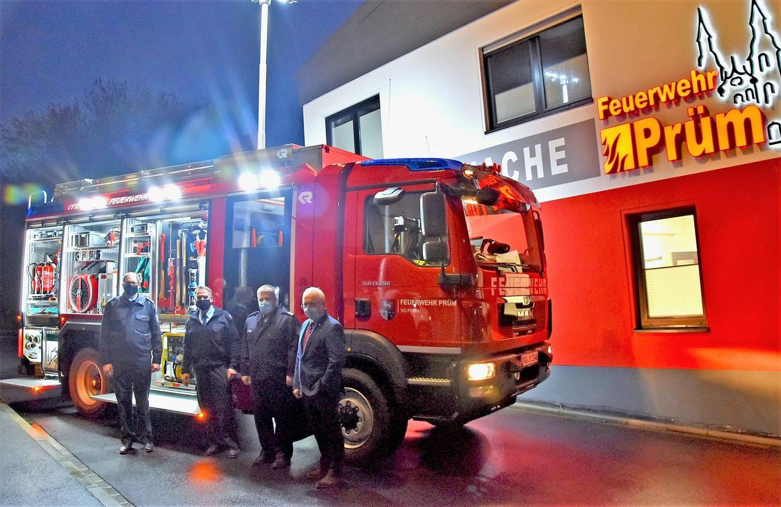 Präsentierten stolz die neue zukunftsweisende Neuanschaffung der Feuerwehr Prüm: Tobias Kickertz und Lothar Bormann (Feuerwehr Prüm), Alexander Thiel (Wehrleiter der VG Prüm), Bürgermeister Aloysius Söhngen. (v.l.)     Foto (2): W.Kootz