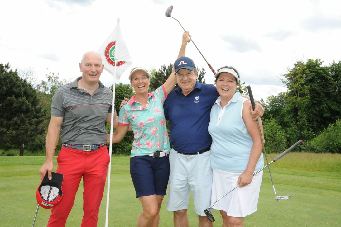 Jubel am Ziel (v.l.): Stefan Junk, Vize-Präsident Golf Club Trier, Skirennläuferin Michaela Gerg, Hans Herres, Trier, und Jeanette Suess, die für das Turnier aus der Schweiz anreiste. Foto: Schmieder