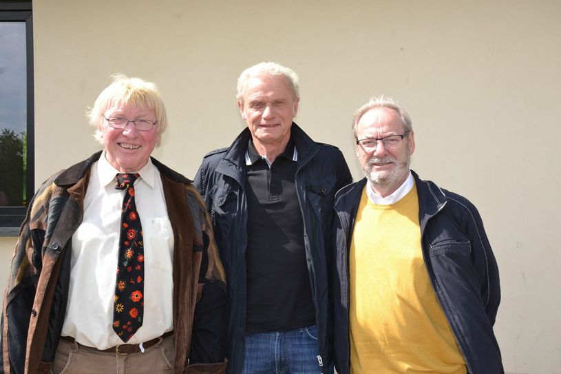 Drei, die sich kennen und mögen (v.l.): Leo Hagen, der zweifache Vize-Weltmeister und Lotto-Elf-Trainer Hans-Peter Briegel und Hermann-Josef Ganser, Koordinator der Promi-Elf. Foto: Kootz