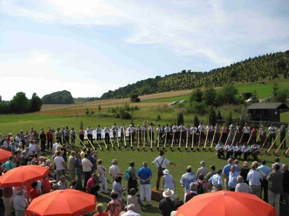 Vor der Kulisse der Wacholderhänge wird das Alphorn geblasen.