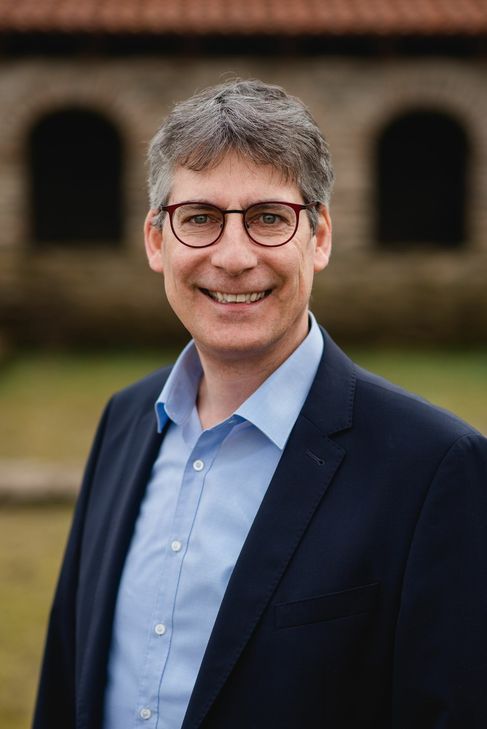 Grußwort Ortsbürgermeister 2019: Liebe Mitbürgerinnen und Mitbürger, liebe Besucherinnen und Besucher unserer Weinstraßenkirmes! Ich heiße Sie im Namen der Ortsgemeinde Longuich-Kirsch herzlich willkommen zu unserer traditionellen Weinkirmes, die wir in diesem Jahr bereits zum 19. Mal als Straßenfest feiern. Wie auch in den vergangenen Jahren, haben unsere Organisatoren wieder einmal ein abwechslungsreiches und attraktives Programm für Sie zusammengestellt.