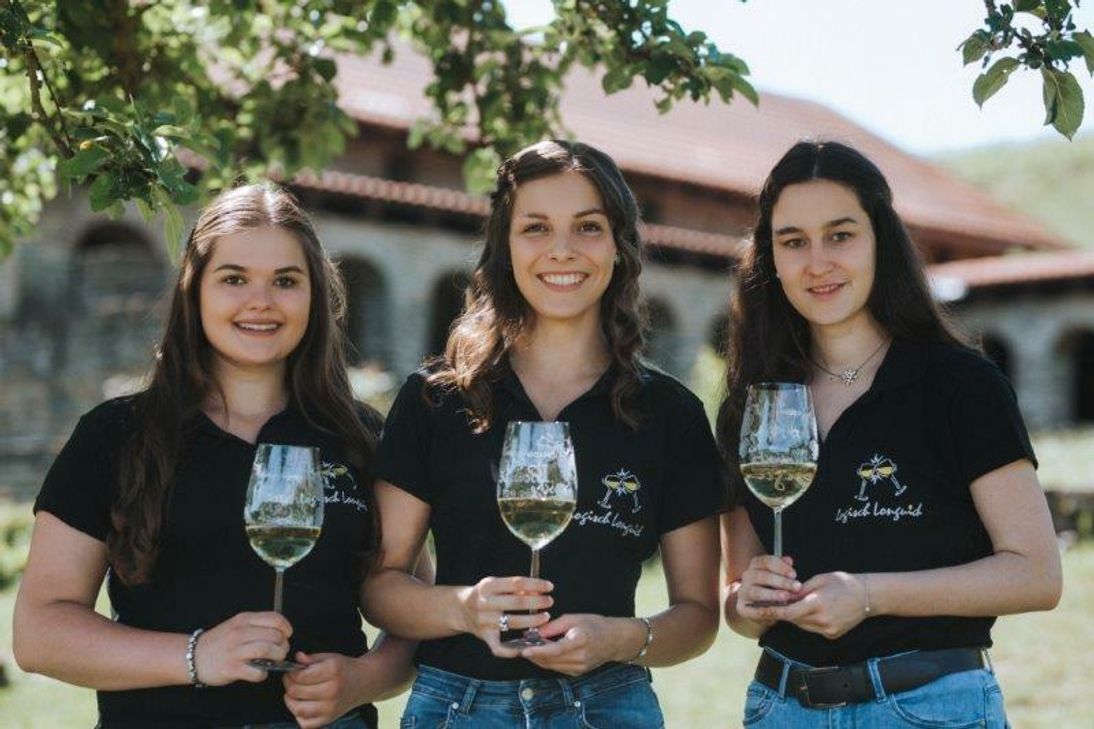 Liebe Longuicher, liebe Kirscher, sehr geehrte Weinfreunde, endlich ist es wieder so weit - unsere 19. Weinstraßenkirmes steht kurz bevor. Als zukünftige Longuicher Weinkönigin lade ich Sie, auch im Namen meiner Prinzessinen Janina und Eva, herzlichst ein, vom 10.-12. August 2019 unser Weinfest in der Maximinstraße zu besuchen. Unter dem Motto "Wir feiern bei Musik und Wein in Longuich, was kann schöner sein" warten auf Sie ereignisreiche Festtage. Entdecken Sie die einzigartigen Weine unserer Winzer, moseltypische Speisen, Musik und ein abwechslungsreiches Rahmenprogramm. Zum Höhepunkt unserer Weinstraßenkirmes am Samstagabend findet meine Krönung zur neuen Ortsweinkönigin statt. Hierzu würde ich mich freuen, Sie zum festlichen Empfang und dem anschließenden Festumzug begrüßen zu dürfen. Genießen Sie mit uns das feierliche Ambiente und stoßen Sie mit uns an - wir freuen uns auf Sie! Weinkönigin Luisa I. mit Prinzessinnen Janina und Eva. Foto: privat