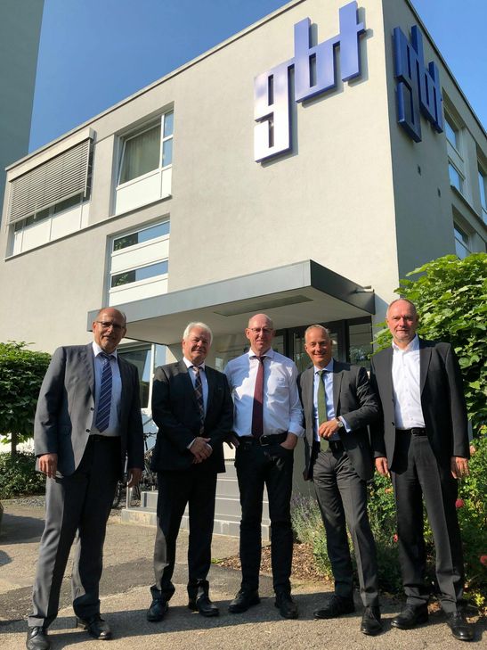 V.l.: Hermann Josef Schönhofen, Albrecht Huber, Dr. Stefan Ahrling (Vorstand gbt Trier), Alexander Rychter und Burkhard Eckloff (Vorstand GeWoGe Trier). Foto: Kreller