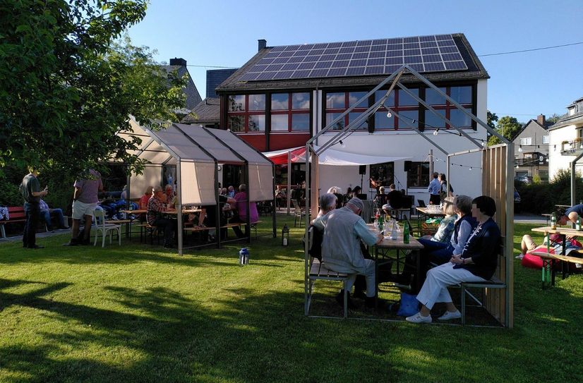 Das Café International Büchenbeuren und die Syrienhilfe Vorderhunsrück laden zum Flohmarkt im Cafégarten ein.