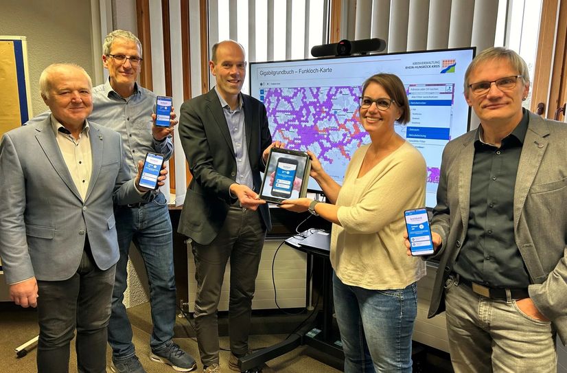 Beim Aufruf zur Meldewoche im Dezember: Albert Schädler, Breitbandberater im Mainzer Arbeitsministerium, Thomas Jakobs, Fachbereichsleiter Kreisentwicklung, Landrat Volker Boch, Dezernentin Sandra Zilles und Breitbandkoordinator Uwe Heimfarth.